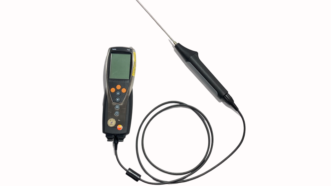 携帯型の温度計、表示部とセンサー部がケーブルで繋がっている